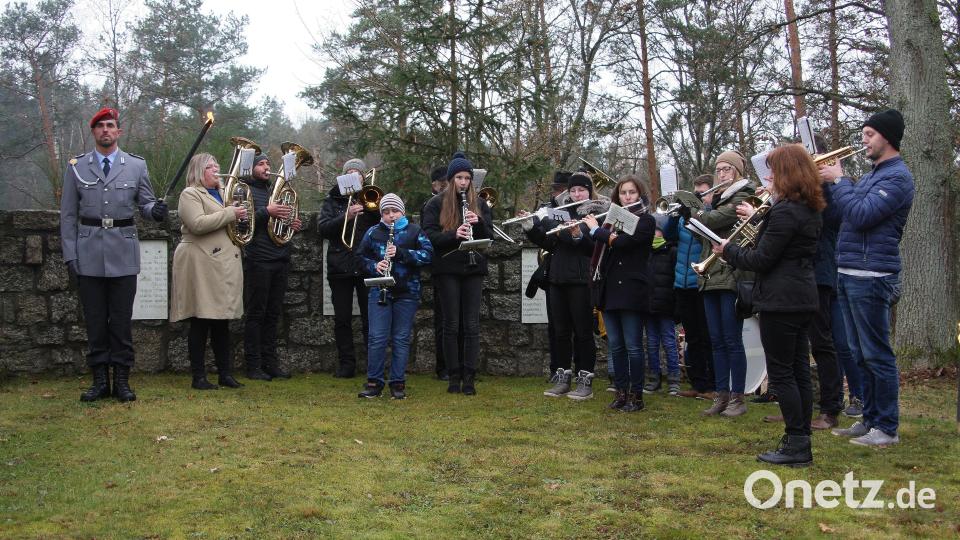Musikalisch umrahmt wurde die Gedenkfeier von der Blaskapelle Falkenberg unter der Leitung von 2. Dirigentin Petra Schmid. Bild: wro