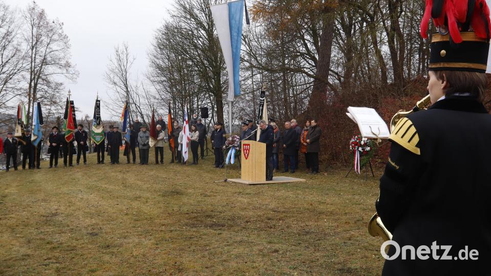 Am Fuße des Ehrenmals auf dem Schlossberg in Rosenberg fand die Gedenkveranstaltung zum Volkstrauertag statt. Bild: mfh