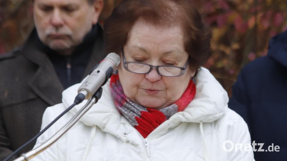 Die Kreisvorsitzende Marianne Kies-Baldasty legte im Namen des VdK einen Kranz nieder. Bild: mfh