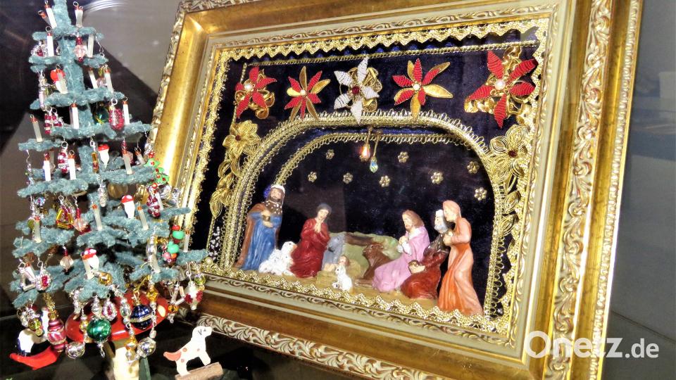 Da es sich bei Klosterarbeiten um meist religiöse Motive handelt, kann Anni Mark von sich sagen, beinahe die gesamte Bibelgeschichte in ihr schönes Kunsthandwerk umgesetzt zu haben. Natürlich darf auch Weihnachten mit der Heiligen Familie und den einen oder anderen kunstvoll gefertigten kleinen Christbaum nicht fehlen. Bild: ubb