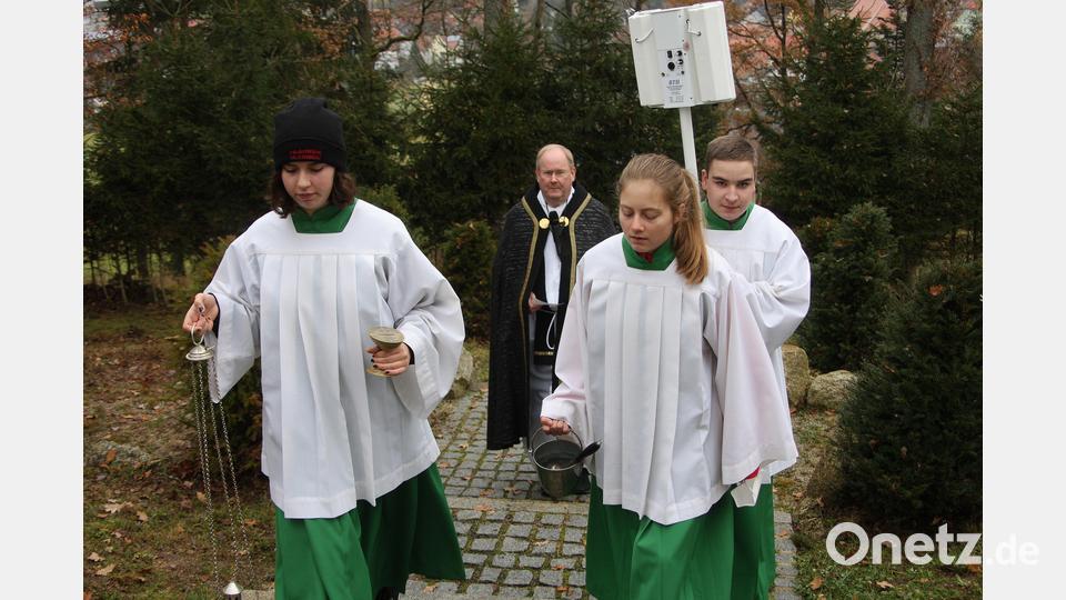 Der Gedenkzug von der Pfarrkirche zum Kriegerdenkmal am Kalvarienberg begleiteten auch Pfarrer Markus Nees und seine Ministranten. Bild: wro