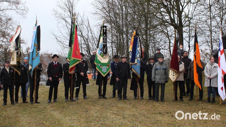 Zahlreiche Vertreter von Vereinen und Verbänden ehrten den Gedenktag mit ihren Fahnen. Bild: mfh