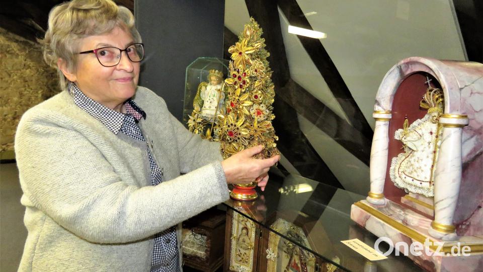 Anni Mark hat ihre über 100 Exponate mit viel Liebe zum Detail aufgebaut. In jeder Vitrine sind bestimmte Techniken zusammengestellt. Mittels Informationsblättern an den Wänden erklärt die Kunsthandwerkerin die verschiedenen Arbeitsvorgänge und welche Fachausdrücke für welche Arbeiten gelten. Hier hält sie einen kunstvoll gestalteten Hausaltar in Händen. Bild: ubb