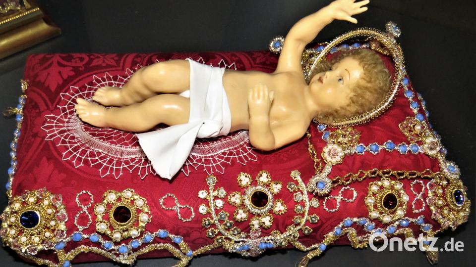 Nicht nur die Figuren, auch die Details der Kissen und der Deckchen sind in filigraner Kunstarbeit mit viel Geduld entstanden. Bild: ubb