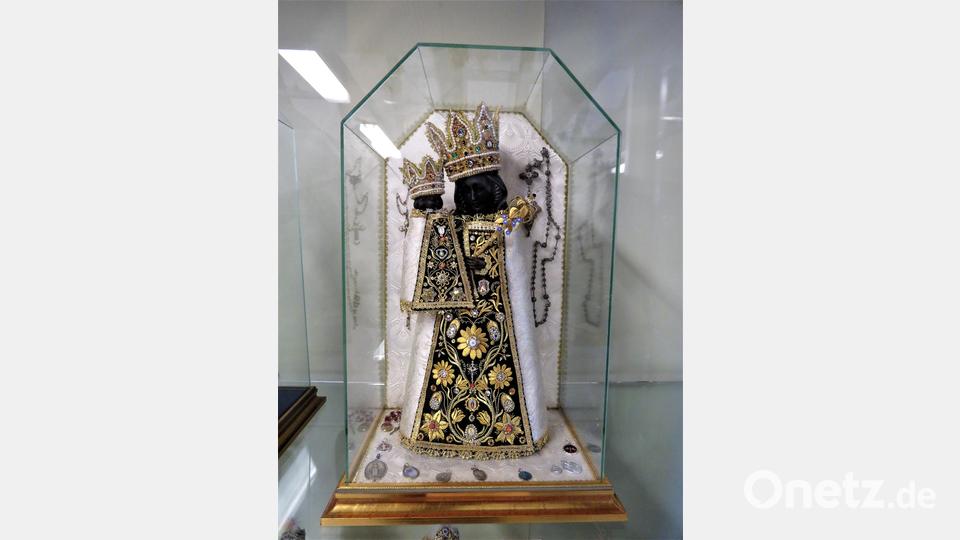Wer schon einmal in Altötting wallfahrten war, kennt die &quot;Schwarze Madonna&quot;. Kunsthandwerkerin Anni Mark hat das wertvolle Stück als Klosterarbeit in Szene gesetzt. Bild: ubb