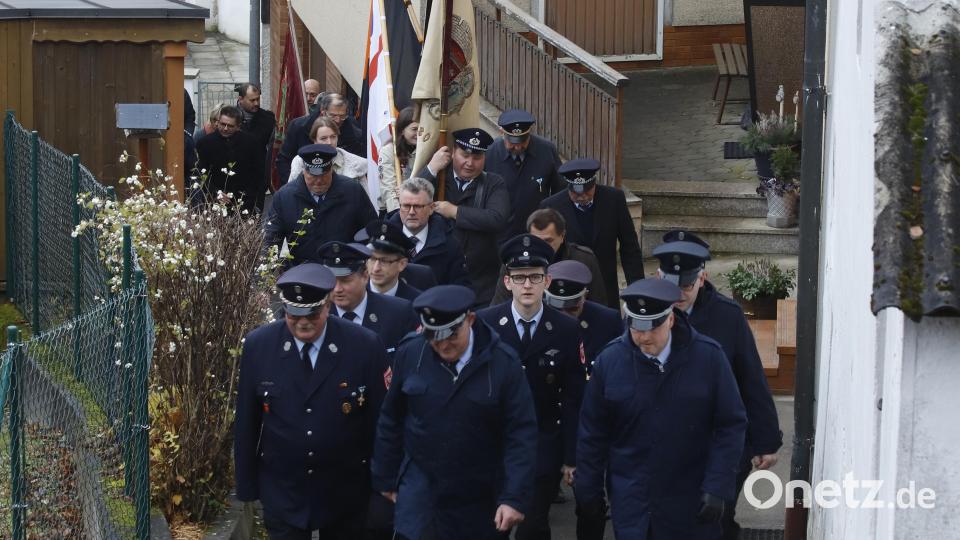 Schweigend marschierten die zahlreichen Teilnehmer an der Gedenkveranstaltung zum Volkstrauertag hinauf zum Schlossberg. Bild: mfh