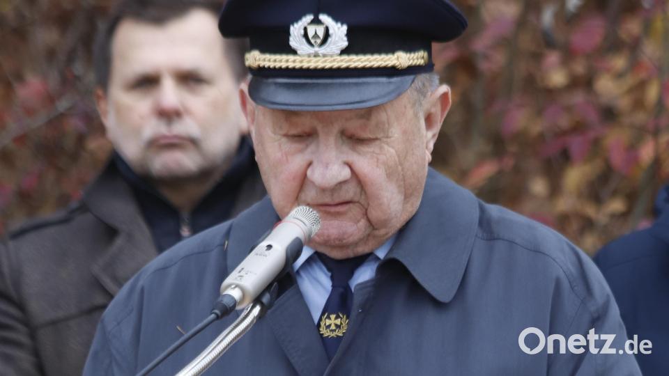 Franz Schneller, der Vorsitzende der Soldaten- und Reservistenkameradschaft Sulzbach-Rosenberg, zitierte die dritte Strophe des Textes "Ein guter Kamerad". Bild: mfh