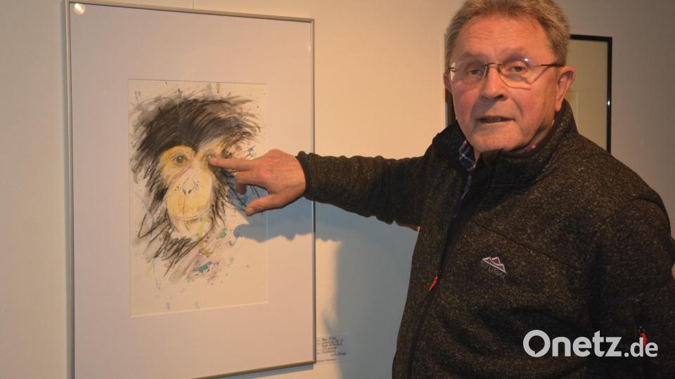 Hans-Günther Pietschmann mit dem Porträt eines nahen Verwandten des Menschen. Bild: jr