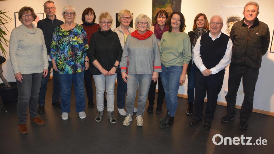 15 Künstler präsentieren bei der 43. Ausstellung des Mitterteicher Malkreises insgesamt 33 Werke. Künstlerischer Leiter ist seit 15 Jahren Hans-Günther Pietschmann (rechts). Bild: jr