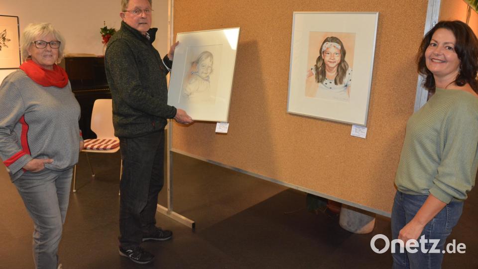 Künstlerischer Leiter Hans-Günther Pietschmann beim Aufbau der 43. Malkreis-Ausstellung gemeinsam mit den beiden Organisatorinnen der Gruppierung, Helga Müller und Nicole Schuller (rechts). Bild: jr