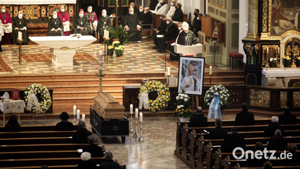 Vor dem Altar in der Basilika Altötting war Schramls Sarg aufgebahrt und sein Bild inmitten von Blumenkränzen aufgestellt. Am Ambo hielt der Passauer Bischof Stefan Oster die Predigt. Bild: njn