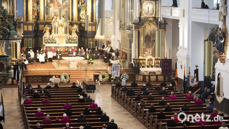 Vor dem Altar in der Basilika Altötting war Schramls Sarg aufgebahrt und sein Bild inmitten von Blumenkränzen aufgestellt. Am Ambo hielt der Passauer Bischof Stefan Oster die Predigt. Bild: njn