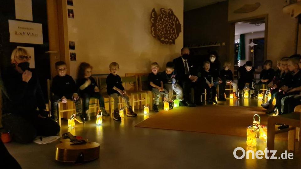 In der Kita St. Vitus Schnaittenbach teilte der Hl. Martin den Mantel. Birgit Kumeth und ihrem Team ist es gelungen, trotz Corona eine stimmungsvolle Martinsfeier auf die Beine zu stellen. Bild: ads