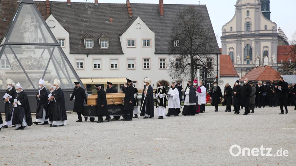 Ein langer Trauerzug bewegte sich im Anschluss an das Requiem von der Basilika hinauf zur Gnadenkapelle und zu Schramls letzter Ruhestätte, der Anbetungskapelle. Bild: njn