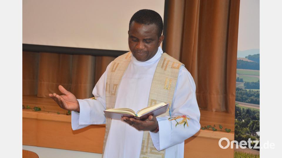Pfarrer Dr. Linus Chukwudi segnete das Wasser der beiden Heilquellen der Sibyllenquelle. Bild: jr