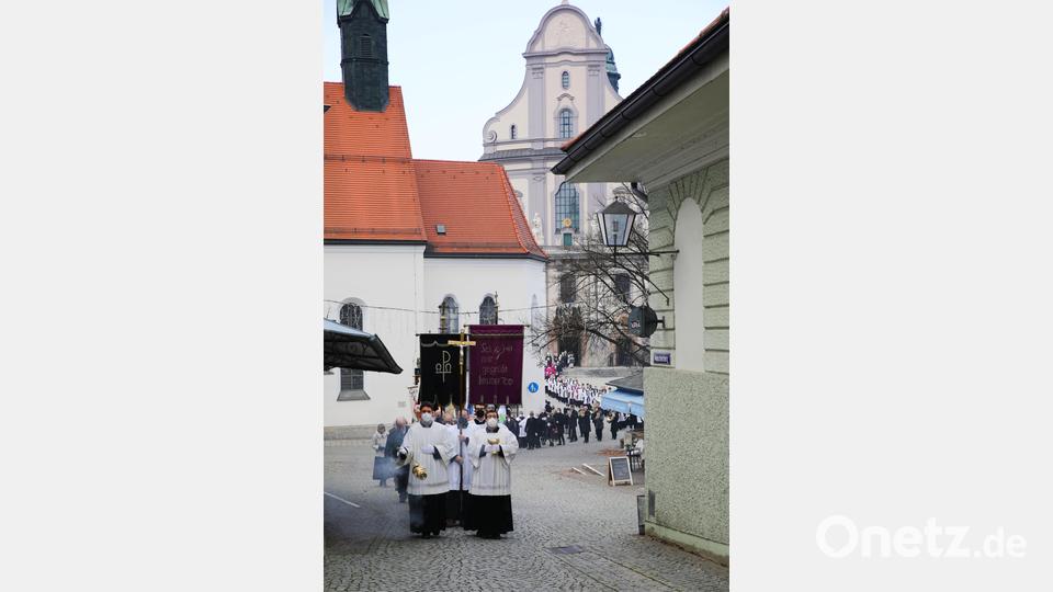 Ein langer Trauerzug bewegte sich im Anschluss von der Basilika hinauf zur Gnadenkapelle und zu Schramls letzter Ruhestätte, der Anbetungskapelle. Bild: njn