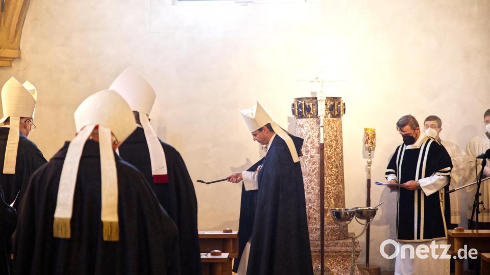 In der Anbetungskapelle der Stiftskirche fand Schraml seine letzte Ruhe. Auf dem Bild unter anderem Bischof Stefan Oster SDB. Bild: njn