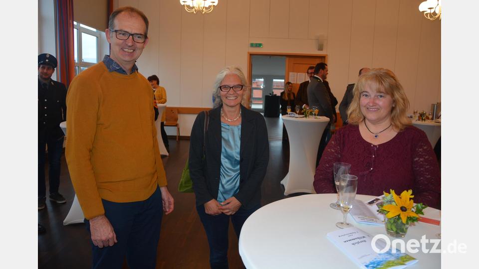 Besondere Ehrengäste waren (von links) Jürgen Koppmann und Anne Wendl, hier im Gespräch mit Brigitte Meyer, die damals Vorsitzende der Katholischen Landjugend von Neualbenreuth war. Die drei haben schon damals die Weichen gestellt, die Heimat aktiv mit zu gestalten. Bild: jr