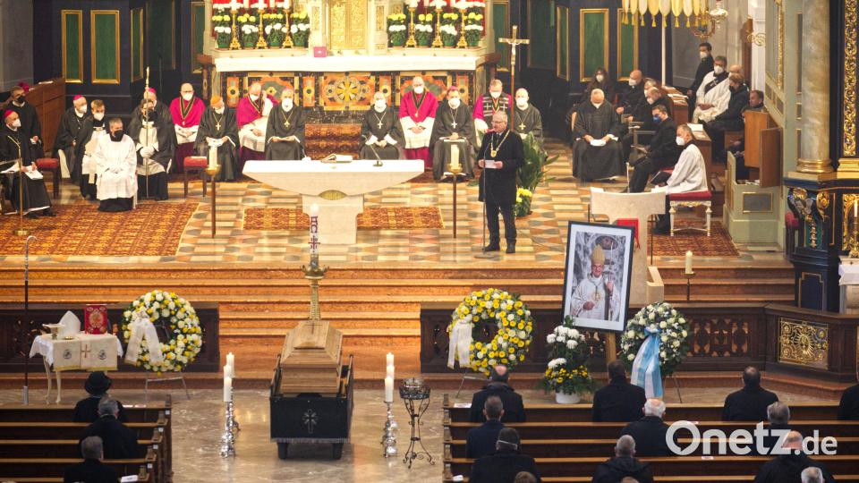 Vor dem Altar in der Basilika Altötting war Schramls Sarg aufgebahrt und sein Bild inmitten von Blumenkränzen aufgestellt. Bürgermeister Johannes Reger sprach einen Nachruf. Bild: njn