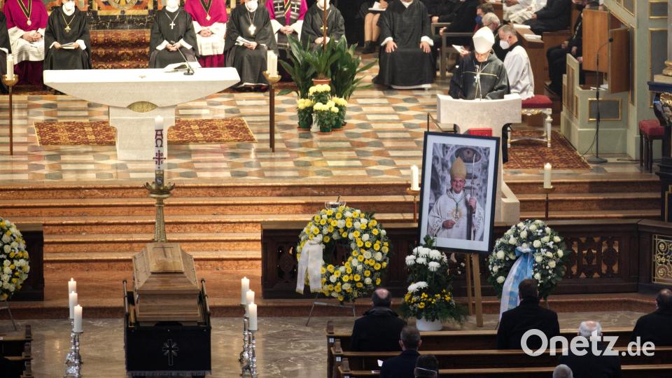 Vor dem Altar in der Basilika Altötting war Schramls Sarg aufgebahrt und sein Bild inmitten von Blumenkränzen aufgestellt. Am Ambo hielt der Passauer Bischof Stefan Oster die Predigt. Bild: njn