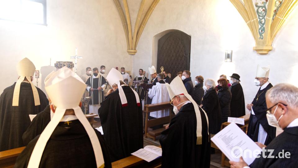 In der Anbetungskapelle fanden nur die engsten Angehörige und die Bischöfe Platz. Bild: njn