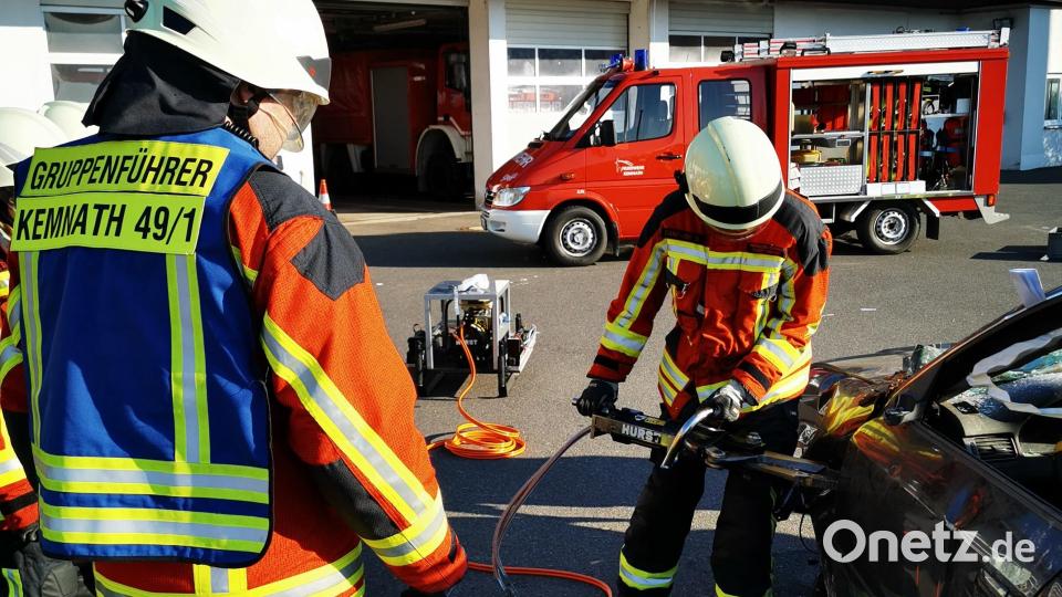 Parallel arbeiteten die Einsatzkräfte auf der Fahrer- und Beifahrerseite des Autowracks um die &quot;eigeklemmte Person&quot; zu befreien. Mit dem Kombispreizer des Kleinlöschfahrzeugs wurde die Fahrerseite geöffnet. Bild: mde