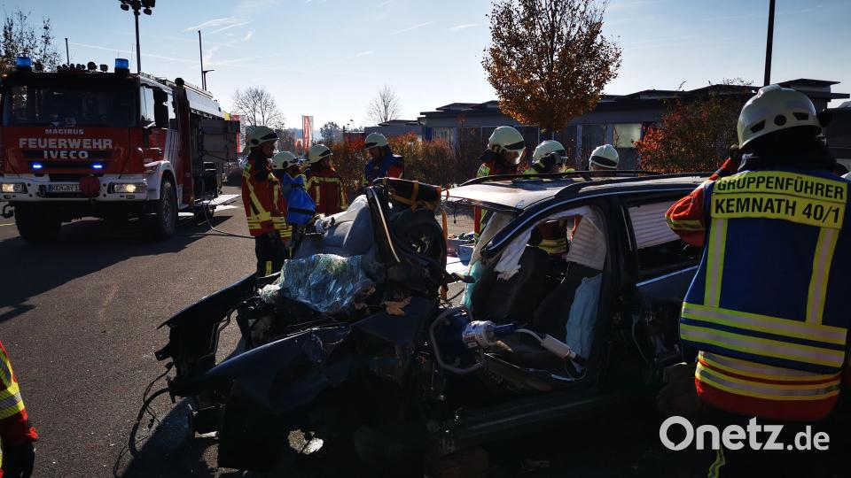 Beim Ausbildungstag &quot;Technische Hilfeleistung&quot; übten die Einsatzkräfte der Feuerwehr Kemnath die Befreiung von Personen aus Autowracks. Bild: mde