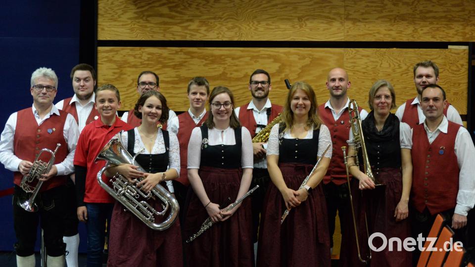 Einige Mitglieder werden für ihre langjährige Treue zur Musikkapelle Ursensollen ausgezeichnet, hier zusammen mit Dirigent Stefan Neger (rechts). Bild: Andreas Brückmann