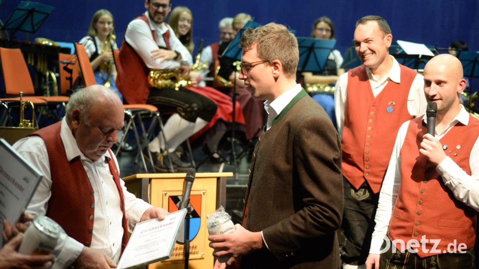 Über Jahrzehnte der MKU verbunden. Xaver Neger wurde zum Ehrenmitglied der Musikkaplle ernannt. Bild: Andreas Brückmann