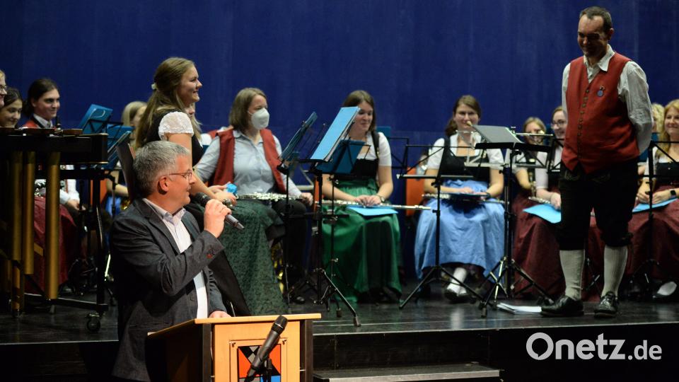 BezirksdirigentOberpfalz und Kreisdirigent Schwandorf
Anton Lottner überbrachte die Grußworte des Nordbayerischen Musikbundes an Dirigent Stefan Neger. Bild: Andreas Brückmann