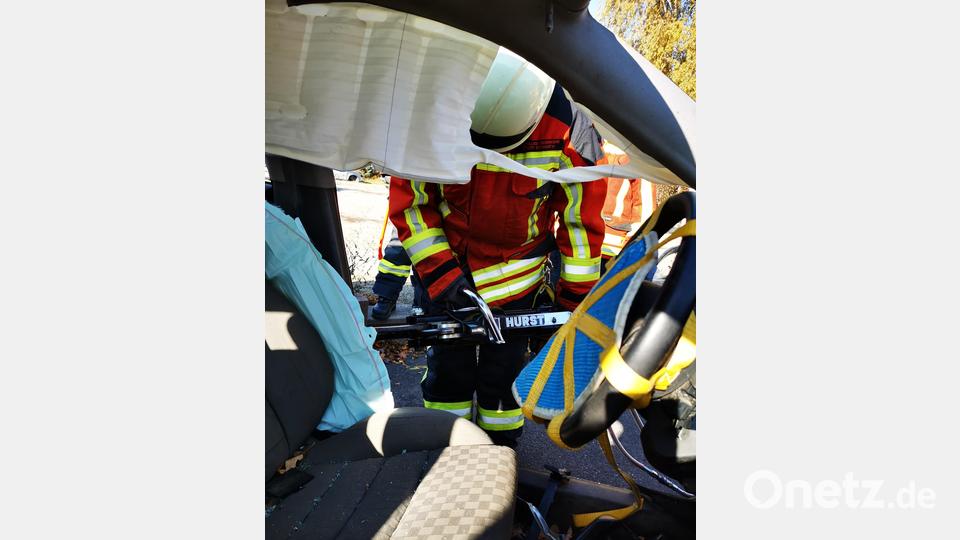 Ein Blick aus dem Autowrack auf die Arbeit der Einsatzkräfte der Feuerwehr mit den schweren Rettungsgeräten. Der Seitenaufprallairbag hatte ausgelöst. Mit dem Kombispreiz- und Schneidgerät wurde die B-Säule entfernt. Bild: mde