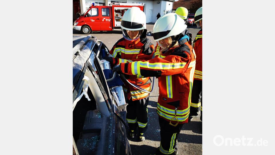 Schon lange keine Männerdomäne mehr: Zu den Aktiven der Feuerwehr Kemnath zählen auch zahlreiche Frauen. Diese brachten den Rettungsspreizer zum Einsatz. Bild: mde