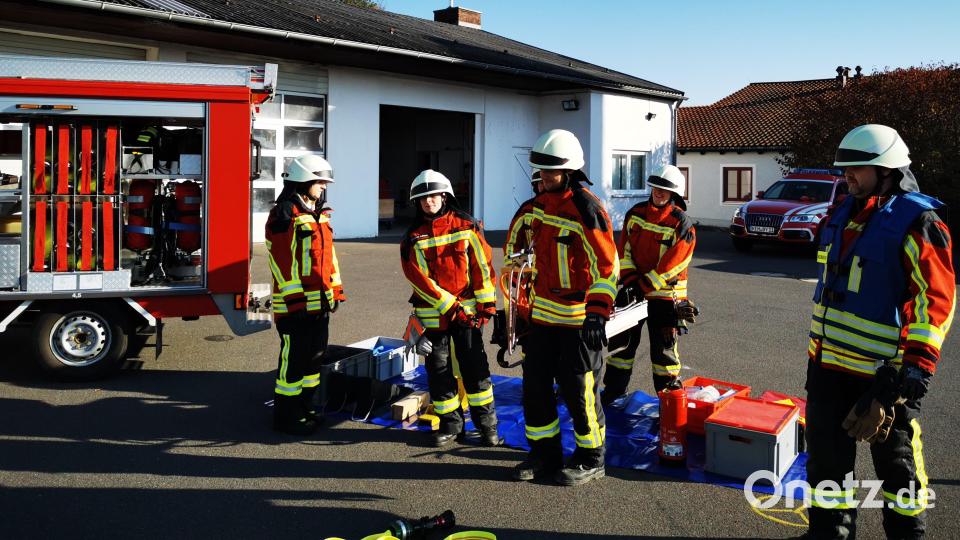 Einsatzkräfte trugen den hydraulischen Rettungssatz des Kleinlöschfahrzeugs der Feuerwehr Kemnath zum &quot;Unfallauto&quot;. Bild: mde