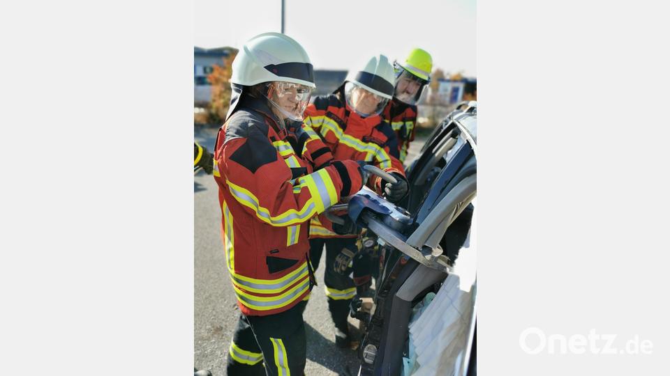 Auch nicht zu schwer für die Damen der Feuerwehr: Mit der Rettungsschere wurde die B-Säule der Fahrerseite des Autowracks abgetrennt. Bild: mde