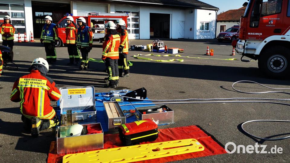 Beim Ausbildungstag &quot;Technische Hilfeleistung&quot; übten die Einsatzkräfte der Feuerwehr Kemnath die Befreiung von Personen aus Autowracks. Damit die erforderlichen Geräte schnell zum Einsatz kommen können, werden diese auf Bereitstellungsplanen bereitgestellt. Bild: mde
