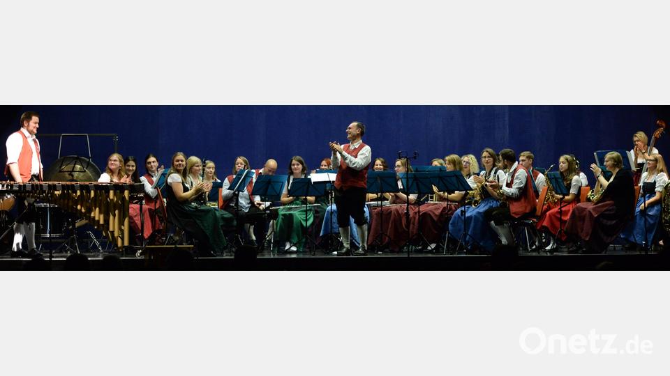 Die Musikkapelle Ursensollen um Dirigent Stefan Neger gibt im Kubus zwei Herbstkonzerte. Das zahlreiche Publikuum nimmt das Programm sehr gut an. Bild: Andreas Brückmann
