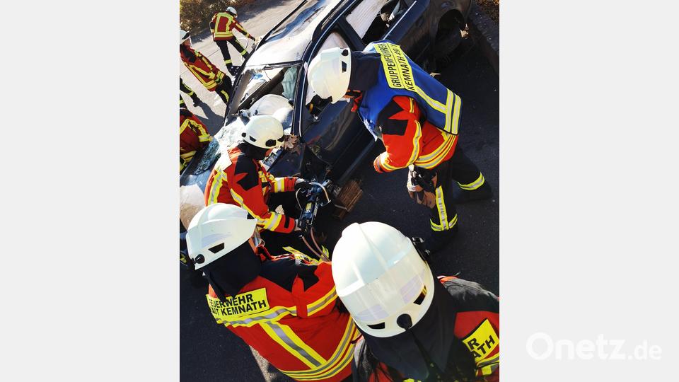 Das Fahrzeug ist unterbaut mit Sicherungsmaterial, so dass ein sicherer Stand gewährleistet ist. Mit schwerem Gerät gehen die Feuerwehreinsatzkräfte zur &quot;Befreiung&quot; der im Fahrzeug &quot;eingeklemmten Personen&quot; vor. Bild: mde