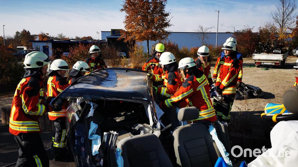 Zum Schluss nahmen die Einsatzkräfte das Fahrzeugdach ab, nachdem sie umfangreiche Zugangs- und Befreiungsöffnungen am Autowrack geschaffen hatten. Bild: mde