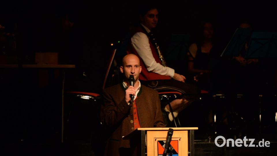 Markus Forster, Vorstand der Musikkaplle Ursensollen begrüßte die Gäste im Kubus in Ursensollen. Bild: Andreas Brückmann