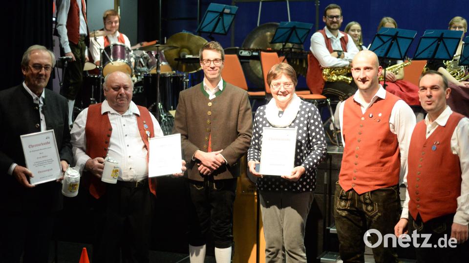Die neuen Ehrenmitglieder strahlen im Glanz der Scheinwerfer: Ursensollens Altbürgermeister Franz Mädler und Kassier Xaver Neger (links) sowie die ehemalige Vorsitzende der MKU, Angela Harbauer (Mitte). Bild: Andreas Brückmann