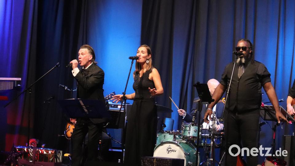 Die Stimmen von Michael Deiml, Diana Laden und Ashonte Dolo Lee (von links) verliehen dem Konzert einen unverwechselbaren Charakter, den man auch spüren konnte. Bild: mfh