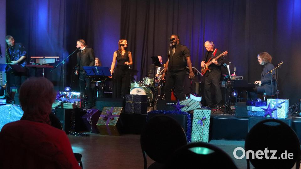 Von links Markus Strobl, Michael Deiml, Michael Dandorfer, Diana Laden, Christoph Huber (Schlagzeug), Ashonte Dolo Lee, Harry Zawrel und Tobi Mayerl. Bild: mfh