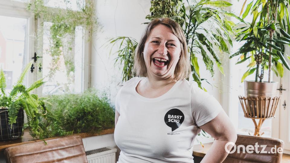 Lena Schulze, 29 Jahre, Redakteurin. &quot;Beim „basst scho“ gefällt mir am Besten, dass es so viele verschiedene Nuancen hat: Es kann bedeuten, dass wirklich alles perfekt ist oder dass man nur gerade so noch zufrieden ist. Und wenns basst, bassts halt.&quot; Bild: Lukas Meister