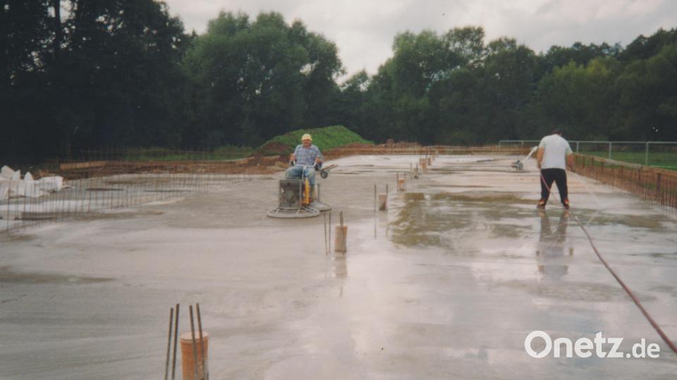 Betonieren der Bodenplatte, zweiter Bau. Bild: Archiv Schützenverein Hubertus Kastl/exb