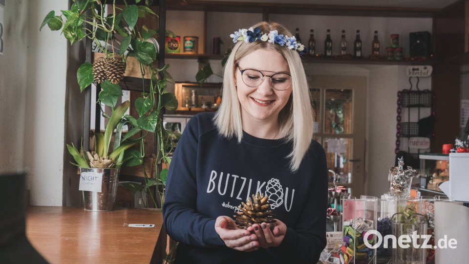 Eva Irlbacher, 24 Jahre, Mediaberaterin für die Magazine LEO und #oberpfälzerin. &quot;I trog die #oberpfalzverbunden-Kollektion super gern, weil i a waschechte Oberpfälzerin bin und des a da ganzn Welt zoing will.&quot; Bild: Lukas Meister