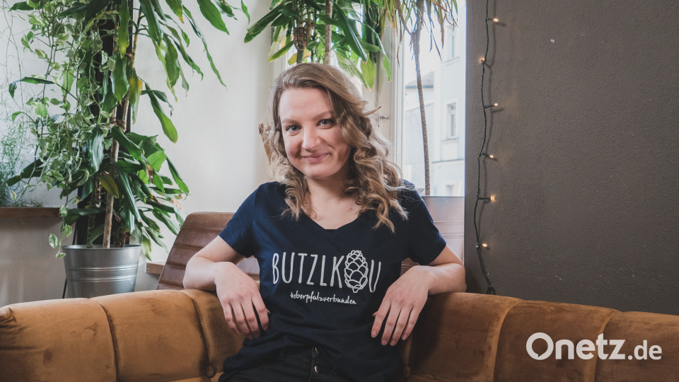 Laura Heidel, 24 Jahre, Mediengestalterin OM Netzwerk. &quot;Mit den Klamotten zeige ich nicht nur meine Zugehörigkeit zu meiner neuen Heimat, sondern lerne auch gleich den waschechten Oberpfälzer Dialekt kennen.&quot; Bild: Lukas Meister
