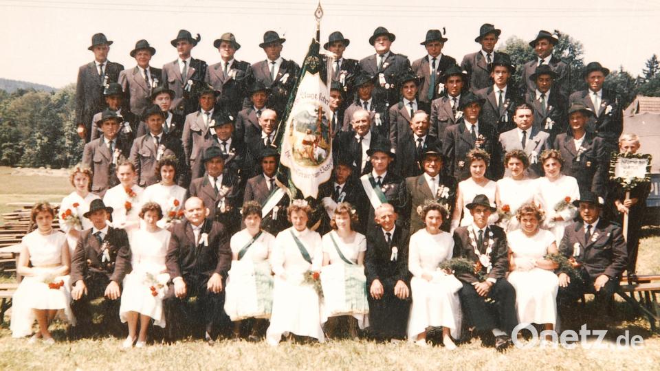 Dieses Gruppenbild entstand bei der Fahnenweihe des Schützenvereins Einigkeit Hubertus Kastl im Jahr 1959. Bild: hwk