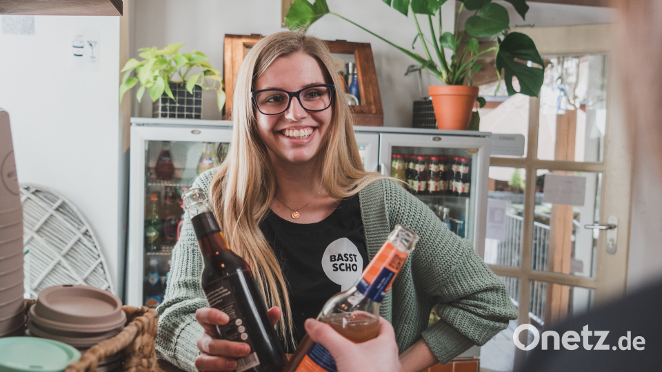 Lara Wagner, 19 Jahre, Azubi Medienkauffrau Digital und Print. &quot;Mit den Teilen der #oberpfalzverbunden-Kollektion bist du garantiert der Hingucker auf da nächsten Kirwa!&quot; Bild: Lukas Meister