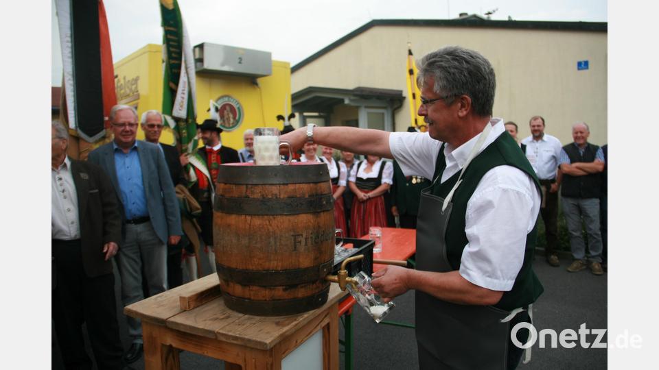 Zwei gezielte Schläge durch den Bürgermeister der Gemeinde genügten, und dann war das 6. Bürgerfest, das mit einer Bierprobe begann, auch offiziell eröffnet. Bild: wro