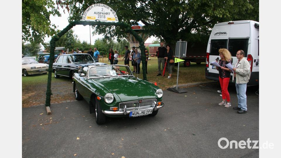 Der grüne MG TS V 8 aus dem Jahr 1958 sei noch original erhalten, erklärte „Rennleiterin“ Daniela Seidel, die beim Start zur Oldtimerausfahrt von Manfred Plattner aus Wiesau unterstützt wurde. Bild: wro